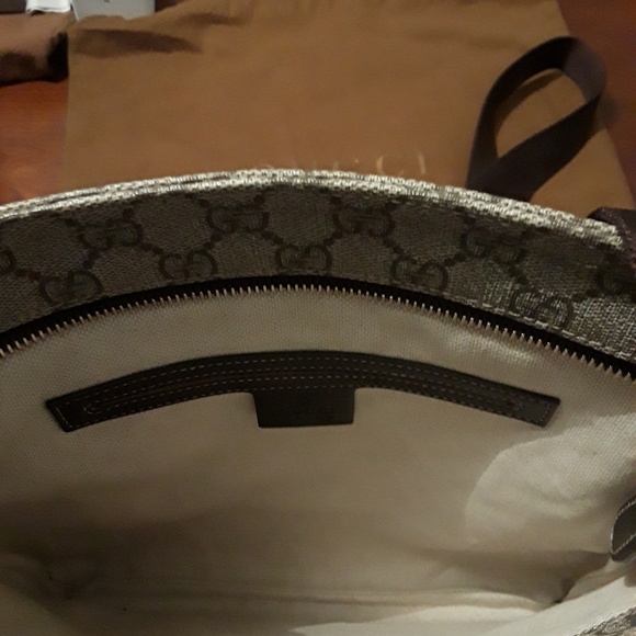 ***sold***Authentic Gucci Messenger bag - Picture 2 of 6
